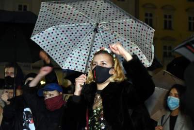Strajk kobiet: deszcz, błyskawice i tęcza (fot. Marek Lasyk) - zdjęcie 20