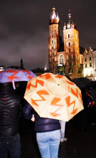 Strajk kobiet: deszcz, błyskawice i tęcza (fot. Marek Lasyk) - zdjęcie 17