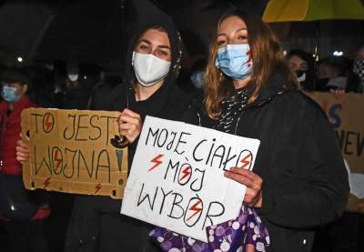 Strajk kobiet: deszcz, błyskawice i tęcza (fot. Marek Lasyk) - zdjęcie 8