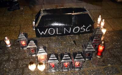 Strajk kobiet: deszcz, błyskawice i tęcza (fot. Marek Lasyk) - zdjęcie 6