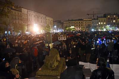 Strajk kobiet: deszcz, błyskawice i tęcza (fot. Marek Lasyk) - zdjęcie 2