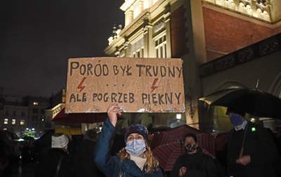 Strajk kobiet: deszcz, błyskawice i tęcza (fot. Marek Lasyk) - zdjęcie 14