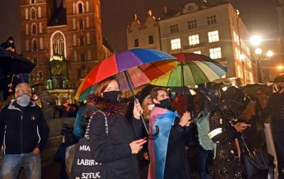 Strajk kobiet: deszcz, błyskawice i tęcza (fot. Marek Lasyk) - zdjęcie 18