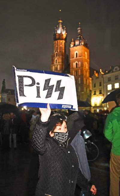 Strajk kobiet: deszcz, błyskawice i tęcza (fot. Marek Lasyk) - zdjęcie 16