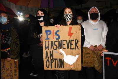 Strajk kobiet: deszcz, błyskawice i tęcza (fot. Marek Lasyk) - zdjęcie 10