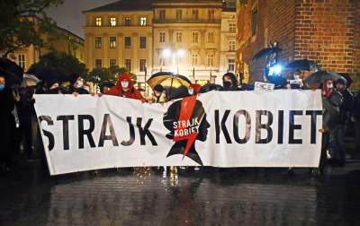 Strajk kobiet: deszcz, błyskawice i tęcza (fot. Marek Lasyk) - zdjęcie 4