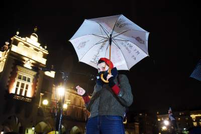 Strajk kobiet: deszcz, błyskawice i tęcza (fot. Marek Lasyk) - zdjęcie 23