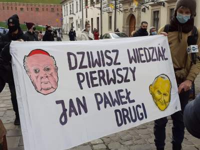 Protest przed mieszkaniem kard. Dziwisza "Kościół katolicki winny, nie Święty" - zdjęcie 4