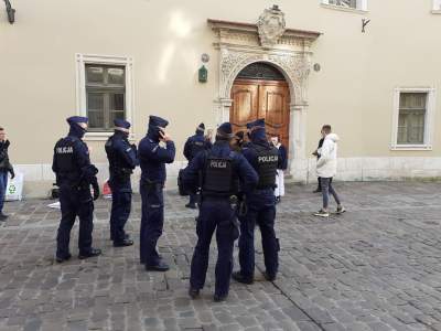 Protest przed mieszkaniem kard. Dziwisza "Kościół katolicki winny, nie Święty" - zdjęcie 9