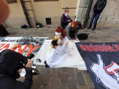 Protest przed mieszkaniem kard. Dziwisza "Kościół katolicki winny, nie Święty" - zdjęcie 1