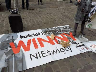 Protest przed mieszkaniem kard. Dziwisza "Kościół katolicki winny, nie Święty" - zdjęcie 7