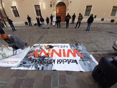 Protest przed mieszkaniem kard. Dziwisza "Kościół katolicki winny, nie Święty" - zdjęcie 6