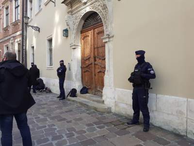 Protest przed mieszkaniem kard. Dziwisza "Kościół katolicki winny, nie Święty" - zdjęcie 5