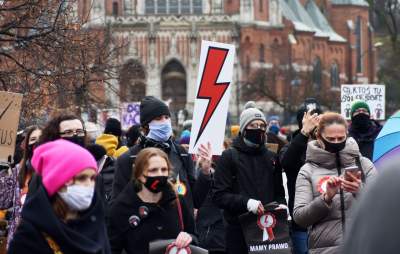 Wielotysięczny pochód przez miasto: "Mamy prawo. Głos to za mało" - zdjęcie 12