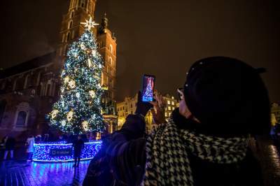 W Krakowie czuć już nastrój świąt. Rozbłysły świąteczne iluminacje - zdjęcie 3