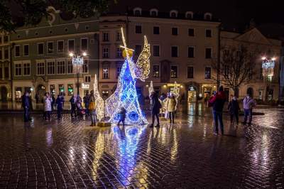 W Krakowie czuć już nastrój świąt. Rozbłysły świąteczne iluminacje - zdjęcie 5