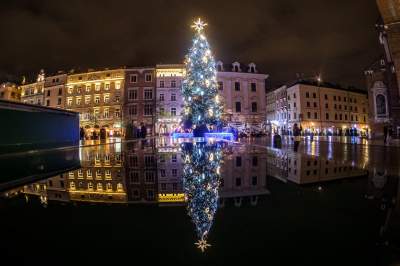 W Krakowie czuć już nastrój świąt. Rozbłysły świąteczne iluminacje - zdjęcie 9