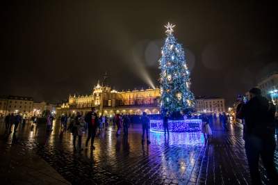 W Krakowie czuć już nastrój świąt. Rozbłysły świąteczne iluminacje - zdjęcie 1