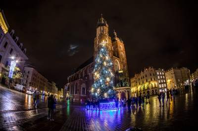 W Krakowie czuć już nastrój świąt. Rozbłysły świąteczne iluminacje - zdjęcie 11