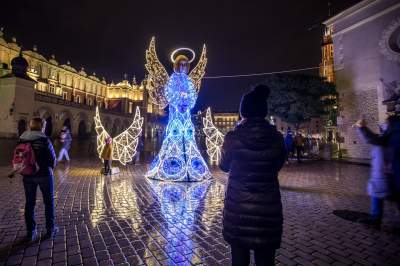 W Krakowie czuć już nastrój świąt. Rozbłysły świąteczne iluminacje - zdjęcie 6