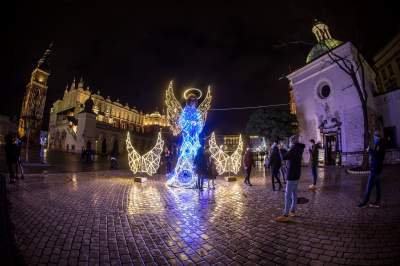 W Krakowie czuć już nastrój świąt. Rozbłysły świąteczne iluminacje - zdjęcie 18