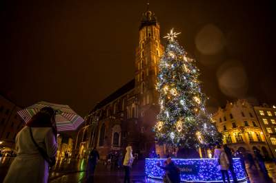 W Krakowie czuć już nastrój świąt. Rozbłysły świąteczne iluminacje - zdjęcie 2