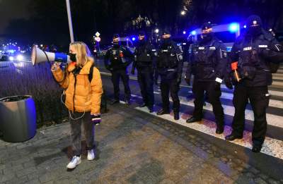 Pokojowy protest w obronie klimatu. Policja interweniuje - zdjęcie 23