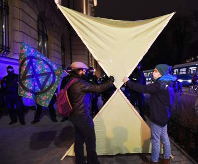 Pokojowy protest w obronie klimatu. Policja interweniuje - zdjęcie 16