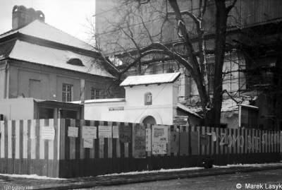 Płot okalający remontowany kościółek Św. Idziego