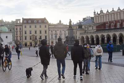 Narodowa kwarantanna, a na ulicach Krakowa tłumy - zdjęcie 13
