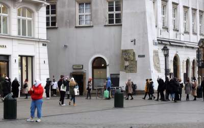 Narodowa kwarantanna, a na ulicach Krakowa tłumy - zdjęcie 8