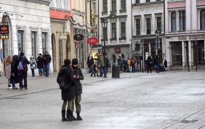 Narodowa kwarantanna, a na ulicach Krakowa tłumy - zdjęcie 16