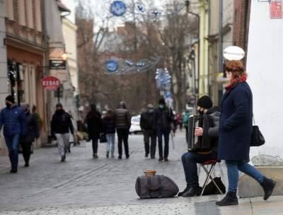 Narodowa kwarantanna, a na ulicach Krakowa tłumy - zdjęcie 1