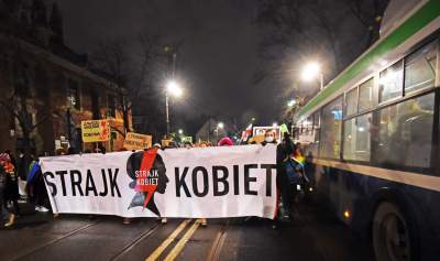 Wielotysięczny protest w Krakowie przeciwko całkowitemu zakazowi aborcji - zdjęcie 16