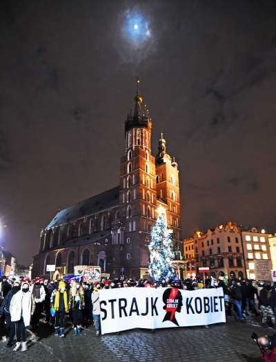 Wielotysięczny protest w Krakowie przeciwko całkowitemu zakazowi aborcji - zdjęcie 48
