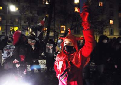 Wielotysięczny protest w Krakowie przeciwko całkowitemu zakazowi aborcji - zdjęcie 17