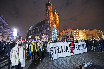 Wielotysięczny protest w Krakowie przeciwko całkowitemu zakazowi aborcji - zdjęcie 50