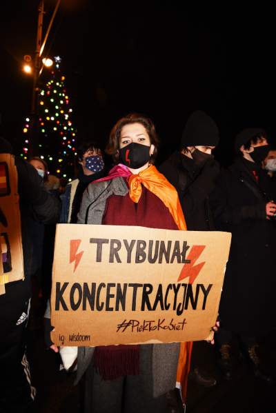 Wielotysięczny protest w Krakowie przeciwko całkowitemu zakazowi aborcji - zdjęcie 39