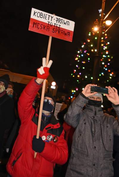 Wielotysięczny protest w Krakowie przeciwko całkowitemu zakazowi aborcji - zdjęcie 32