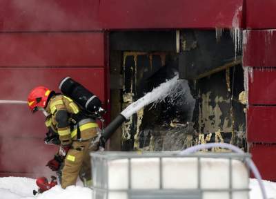 Archiwum pali się nadal.  Trudna akcja strażaków trwa... - zdjęcie 22