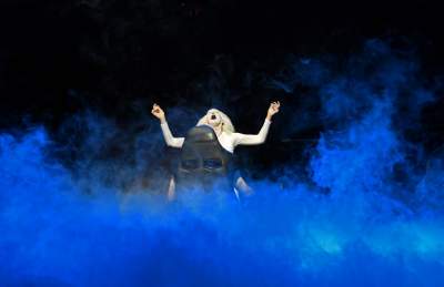 Spektakl „ Władczyni much ”. Reżyseria Konrad Dworakowski, tekst Magda Fertacz - zdjęcie 1