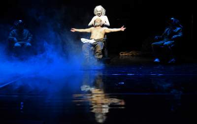 Spektakl „ Władczyni much ”. Reżyseria Konrad Dworakowski, tekst Magda Fertacz - zdjęcie 5