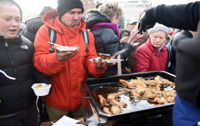 Tysiące bezdomnych na Rynku, Wigilia dla potrzebujących - zdjęcie 18