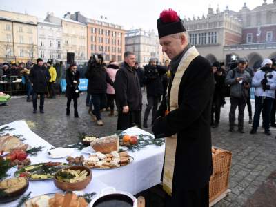 Tysiące bezdomnych na Rynku, Wigilia dla potrzebujących - zdjęcie 7