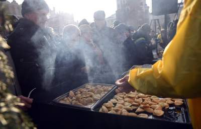 Tysiące bezdomnych na Rynku, Wigilia dla potrzebujących - zdjęcie 19