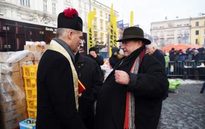 Tysiące bezdomnych na Rynku, Wigilia dla potrzebujących - zdjęcie 6