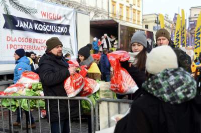 Tysiące bezdomnych na Rynku, Wigilia dla potrzebujących - zdjęcie 17