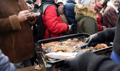 Tysiące bezdomnych na Rynku, Wigilia dla potrzebujących - zdjęcie 11