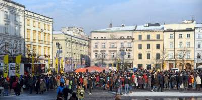 Tysiące bezdomnych na Rynku, Wigilia dla potrzebujących - zdjęcie 22