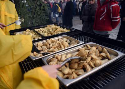 Tysiące bezdomnych na Rynku, Wigilia dla potrzebujących - zdjęcie 4